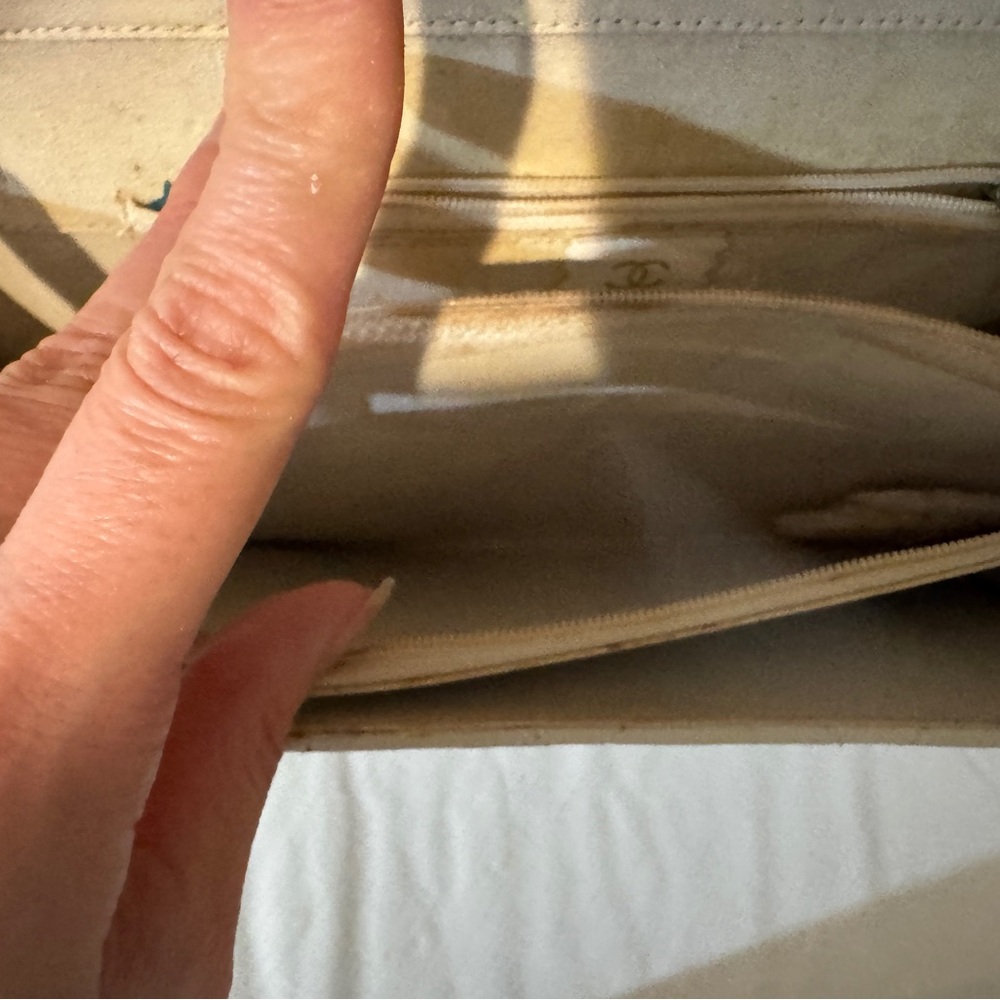 CHANEL White Quilted Clutch with Gold Logo - Picture 9 of 9